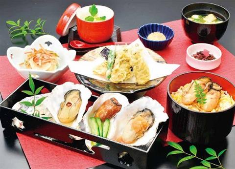 1日目昼食　牡蠣御膳(一例)